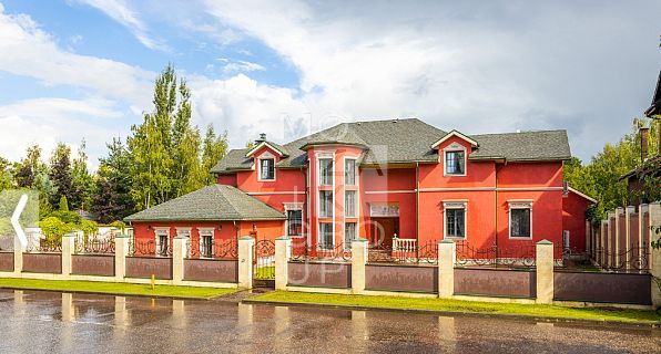 Продажа дома, 800 м², с участком 15 соток