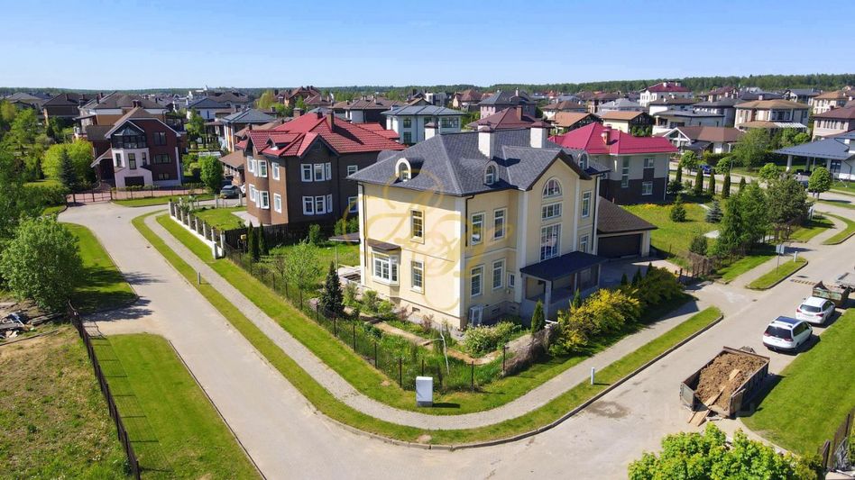 Продажа дома, 495 м², с участком 13 соток