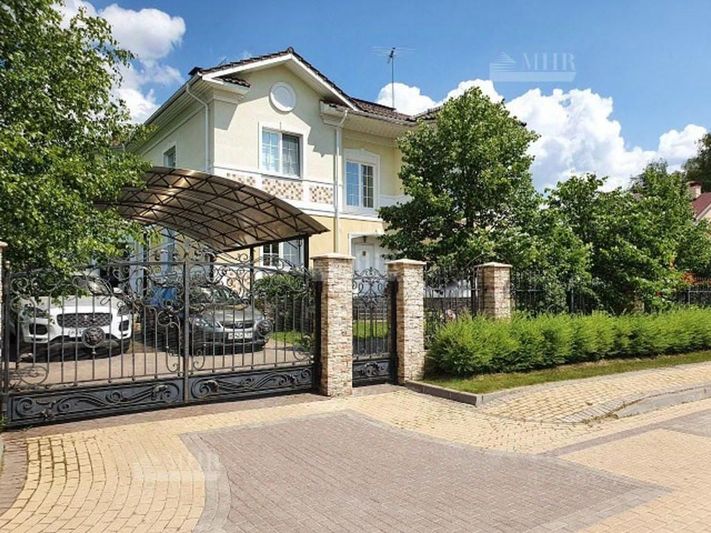 Продажа дома, 365 м², с участком 13 соток